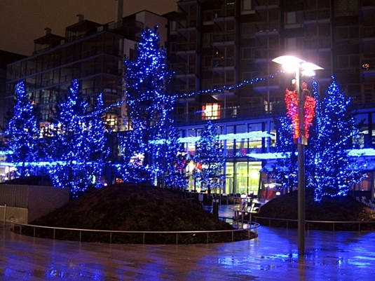 Blaue Weihnachtsbeleuchtung am Kamppi
