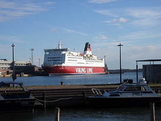 Eine Fähre der Viking Line an der Anlegestelle