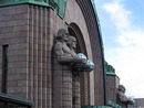 Bahnhof Helsinki, Haupteingang mit Leuchtenträgern