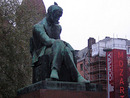 Aleksis-Kivi-Statue mit Vogel auf dem Kopf