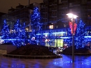Blaue Weihnachtsbeleuchtung am Kamppi